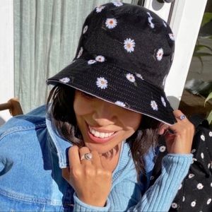 Alice + Olivia Reversible Daisy Print Bucket Hat NWT